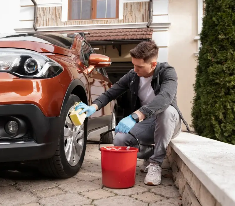 Lavage auto à domicile Le Bourgneuf-la-Forêt : professionnel intervenant sur un véhicule